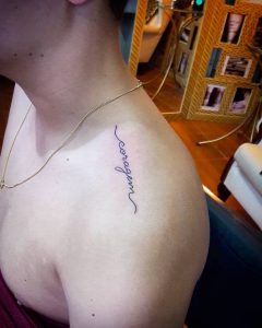 Tatuagem feminina no Ombro