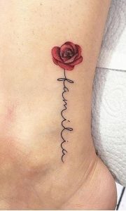 Tatuagem feminina no pé com frases