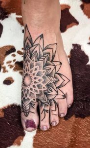 tatuagem geométrica no pé