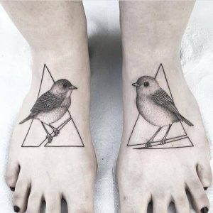 tatuagem com pontilhismo no pé