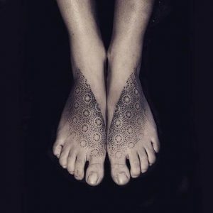 tatuagem com pontilhismo no pé