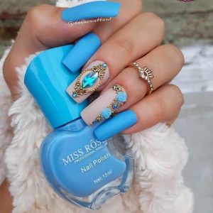 unhas decoradas com pedras grandes