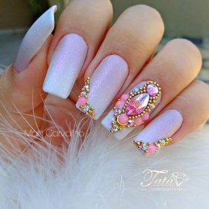 unhas decoradas com pedras grandes