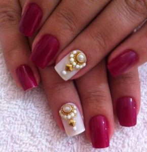 unha decorada com pedras