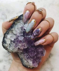 unha decorada com pedras