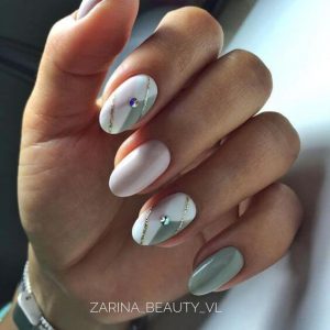 Unha decoradas com pedras pequenas