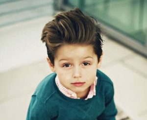 Corte de cabelo infantil ondulado masculino