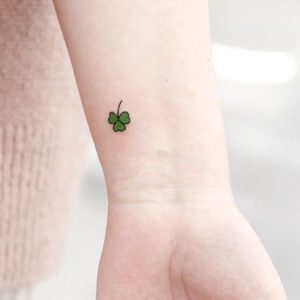 Tatuagem minimalista no Pulso