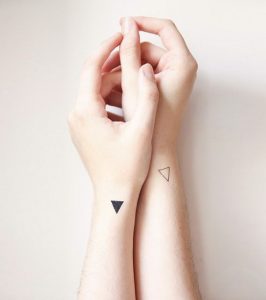 Tatuagem no pulso minimalista