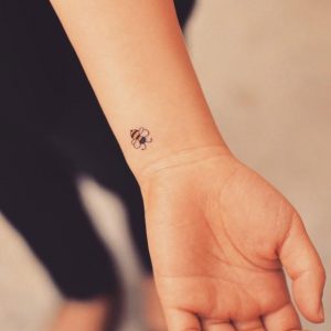 Tatuagem no pulso minimalista