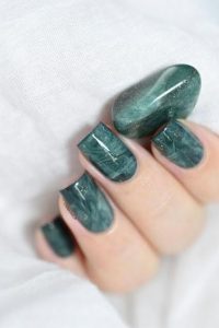 Unha decorada com pedra