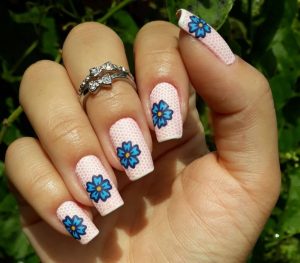 Unha decorada azul com flores 2