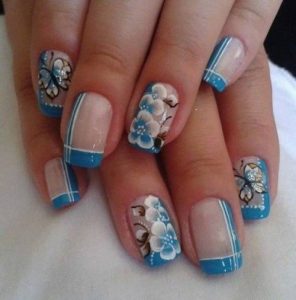 Unha decorada azul com flores