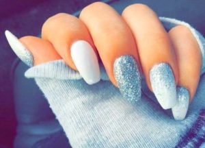 Unha decorada azul com glitter 2