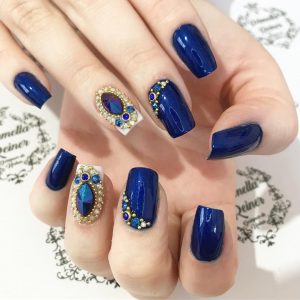 Unha decorada azul com joias 2