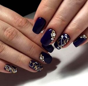 Unha decorada azul com joias