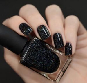 Unha preta com glitter
