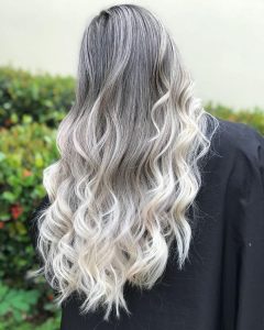 Cabelos com luzes platinadas