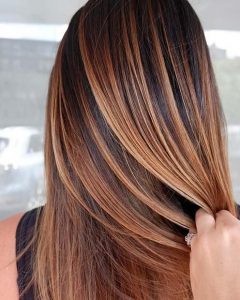 Cabelos com luzes strawberry blond