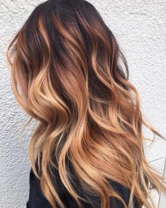 Cabelos longos com luzes strawberry blond