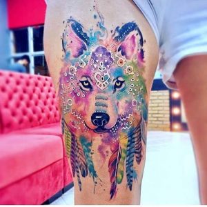 Tatuagem feminina de lobo com aquarela 2021