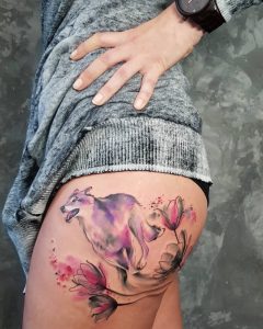 Tatuagem feminina de lobo com aquarela 2021