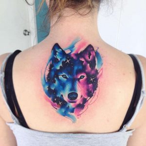 Tatuagem feminina de lobo com aquarela 2021