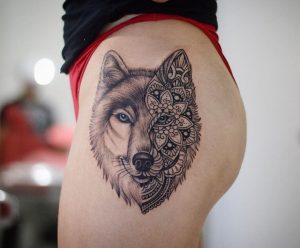Tatuagem feminina de lobo grande 2021