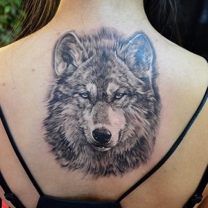 Tatuagem feminina de lobo realista 2021