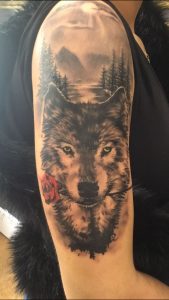 Tatuagem feminina de lobo realista 2021
