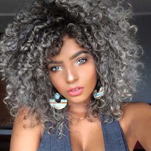 cabelo cacheado acinzentado com luzes