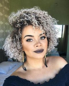 cabelo cacheado com luzes platinadas