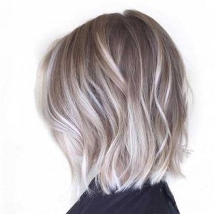 cabelo curto loiro com luzes