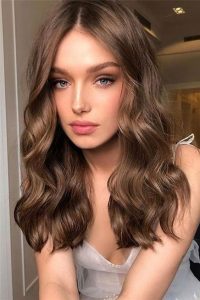 cabelo médio ondulado castanho