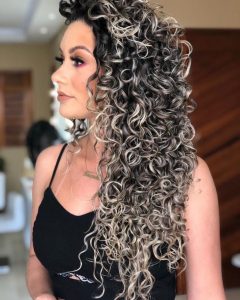 cabelos cacheados longo com luzes