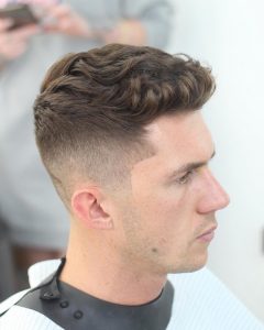 corte de cabelo masculino com topete