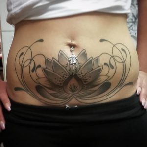 flor de lótus tattoo na barriga