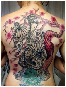 gueixa tatuagem nas costas