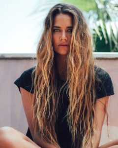 mulher com cabelos estilo beach waves