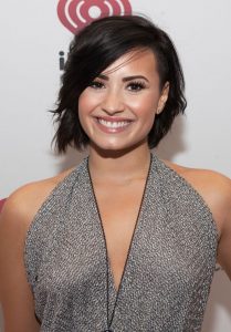 rosto redondo com cabelo short bob