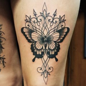 tatuagem feminina de borboletas na coxa