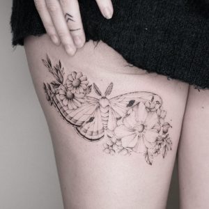 tatuagem feminina de borboletas na coxa