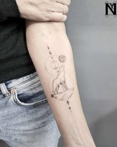 tatuagem feminina delicada de lobo 2021