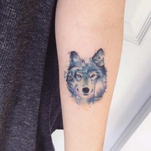 tatuagem feminina delicada de lobo 2021