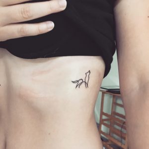 tatuagem feminina delicada de lobo 2021