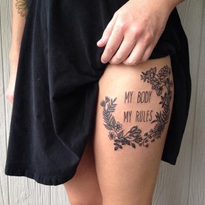 tatuagem feminina escrita na coxa