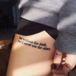 tatuagem feminina escrita na coxa