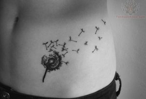 tatuagem feminina na barriga de dente de leão
