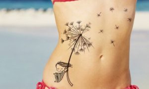 tatuagem feminina na barriga de dente de leão