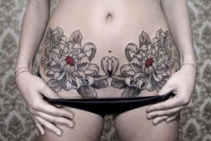tatuagem feminina na barriga de flor de lótus